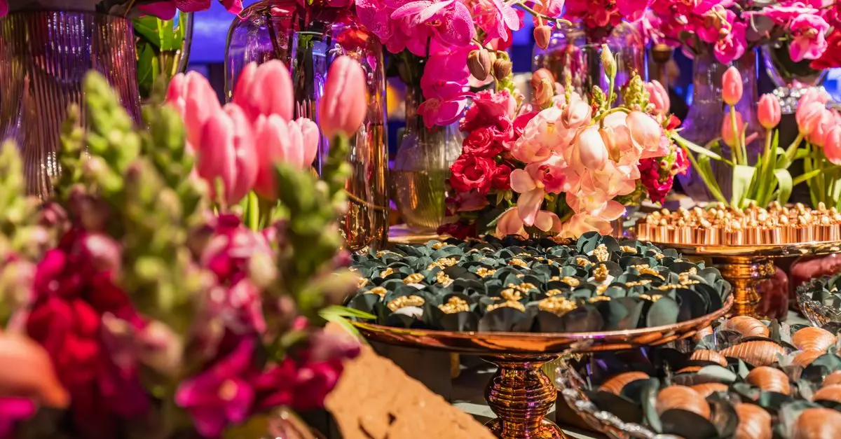 Décoration de Buffet de Mariage Élégante et Fonctionnelle